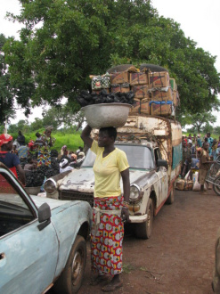 03 Arrivee Des Marchandises Devant Le Marche